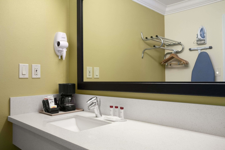 Bathroom 4, Solara Inn and Suites, Orange