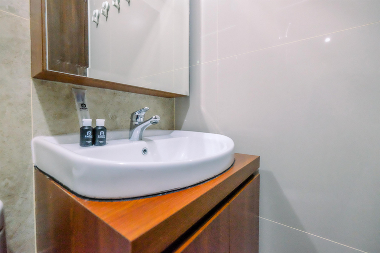 Bathroom 5, Restful and Minimalist Studio Transpark Cibubur Apartment By Travelio, Depok