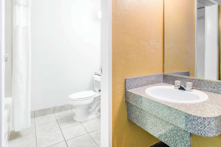 Bathroom 4, Howard Johnson By Wyndham Lake City, Columbia