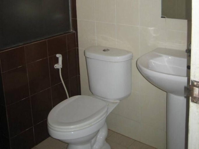 Bathroom 4, Suriwong Chumphon Hotel, Muang Chumphon