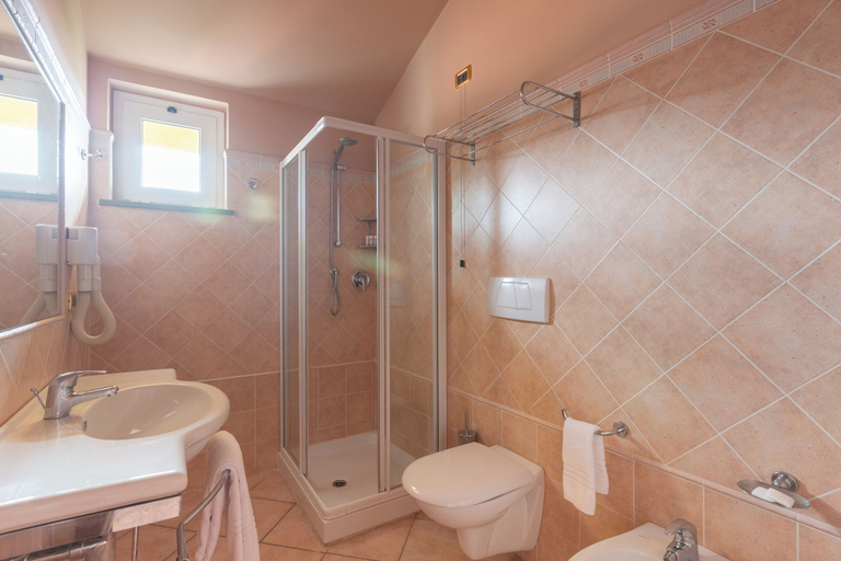 Bathroom 5, Loano 2 Village, Savona