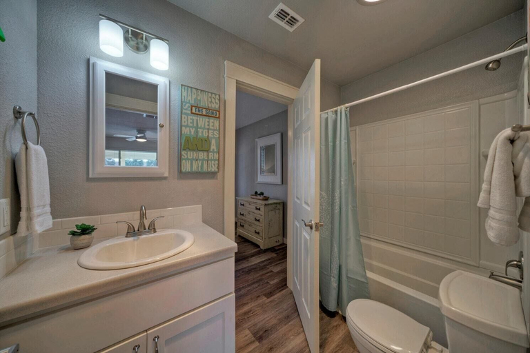 Bathroom 4, Beach Daze by Avantstay 1 Block to Beach, Nueces