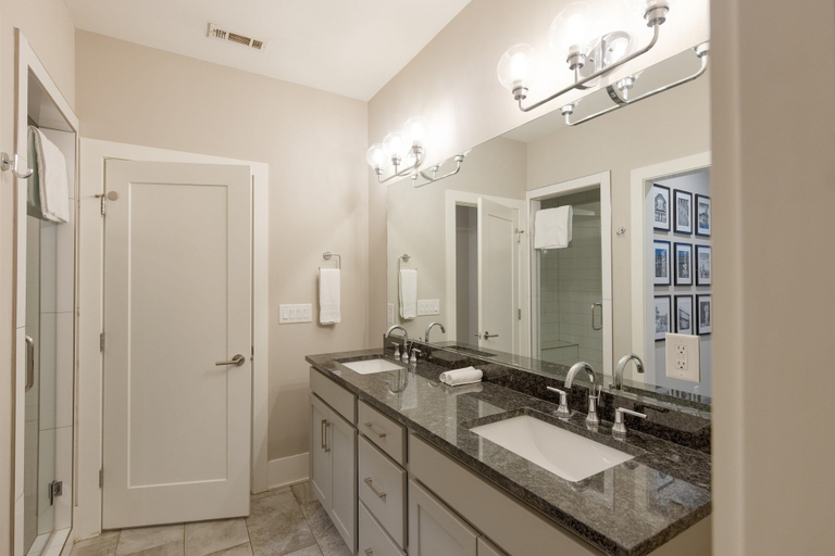 Bathroom 2, Huge Private Rooftop Deck w/ Firepit + Putt-putt 8 Mins to Broadway Doralee, Davidson