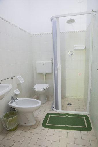 Bathroom 4, Hotel Cesotta, Napoli