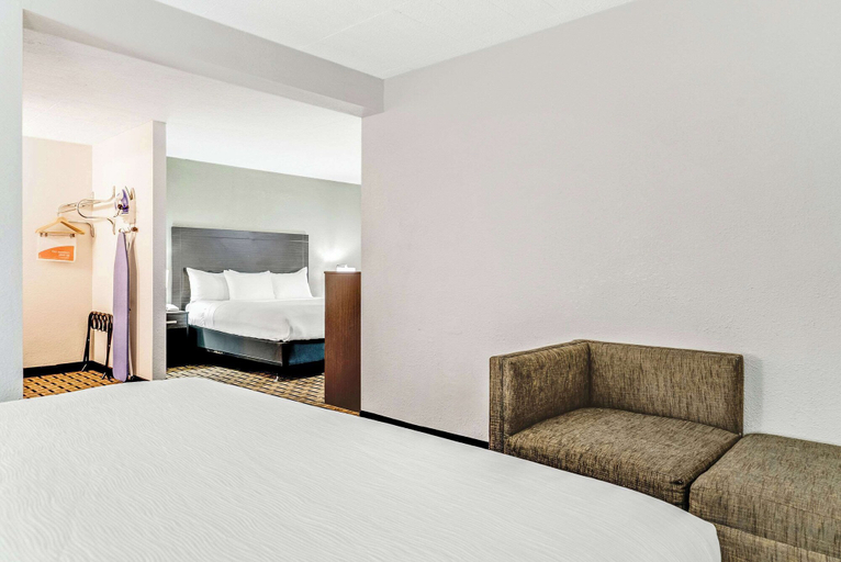 Bedroom 2, Quality Inn Detroit Downtown, Wayne