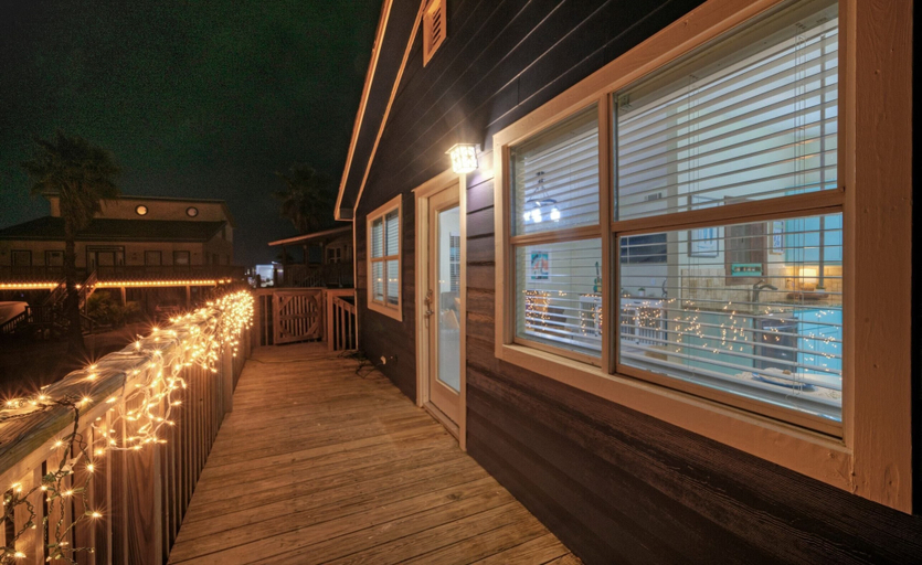 Others 5, Surfin Dog by Avantstay Coastal Escape w/ Yard!, Nueces