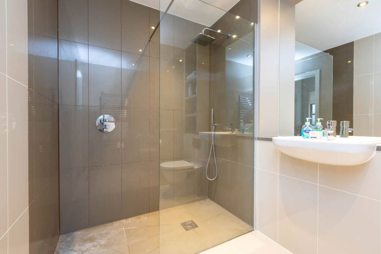 Bathroom 3, Central and Modern 1 Bedroom Flat in Bermondsey, London