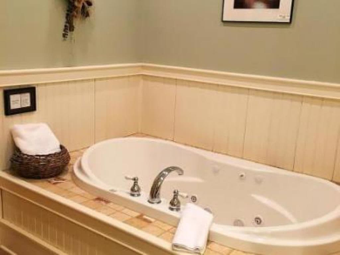 Bathroom 5, The Fern Lodge, Warren