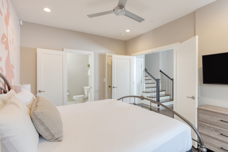 Bedroom 1, Huge Private Rooftop Deck w/ Firepit + Putt-putt 8 Mins to Broadway Doralee, Davidson