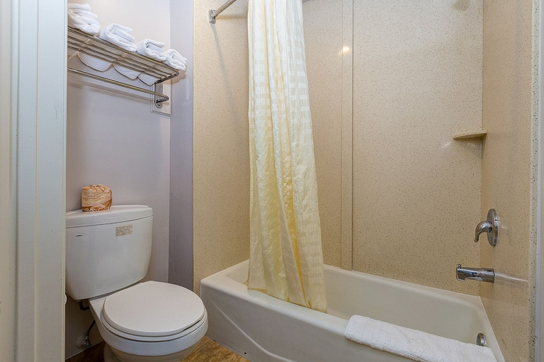 Bathroom 3, Buena Vista Inn, Orange