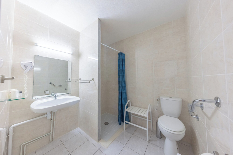 Bathroom 4, Brit Hotel Confort Helios Agde, Hérault