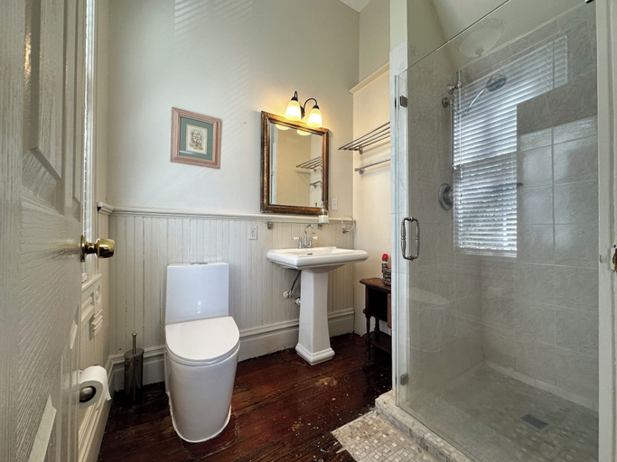Bathroom 4, Amethyst Garden Inn, Chatham