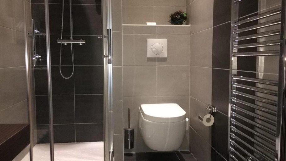 Bathroom 11