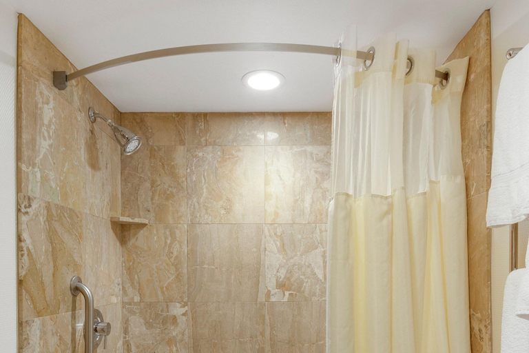 Bathroom 5, Courtyard Portsmouth, Rockingham