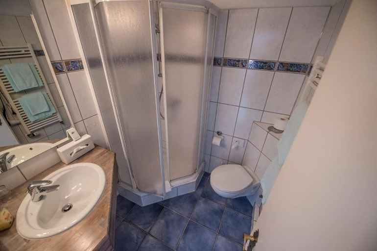Bathroom 5, Hotel Gut Schöneworth, Stade