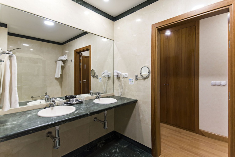 Bathroom 4, B&B Hotel Madrid Aeropuerto T4, Madrid