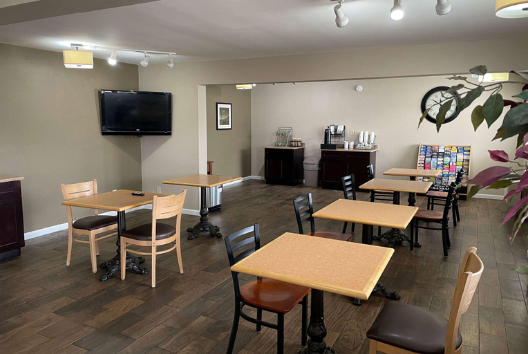 Food & Drinks 5, Super 8 By Wyndham Junction City, Geary