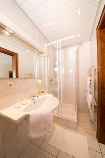 Bathroom 2, Hotel Restaurant Lamm, Zollernalbkreis