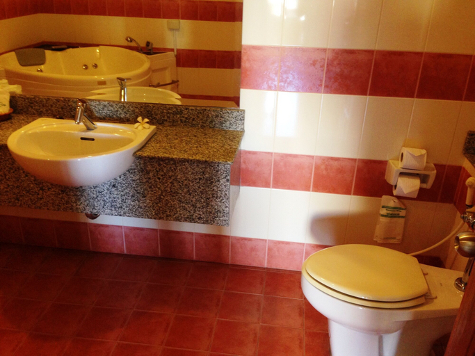 Bathroom 4, Phuphaya Resort Pattaya, Pattaya
