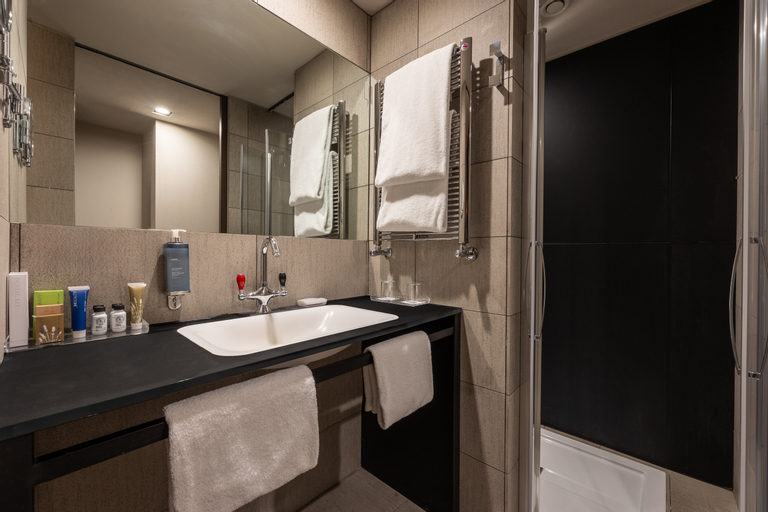 Bathroom 16