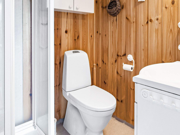 Bathroom 4, 6 Person Holiday Home in Anneland, Gulen