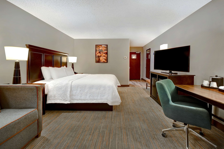 Bedroom 2, Hampton Inn & Suites Alexandria Old Town Area South, Fairfax