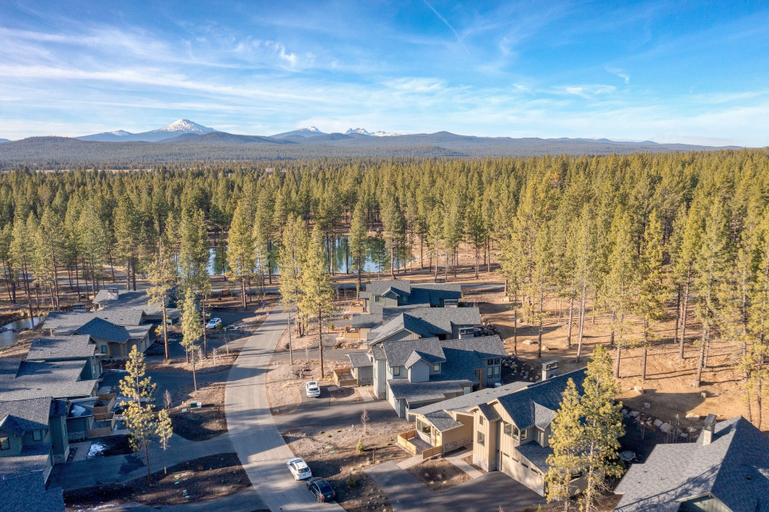 Others 5, Grand Fir by Avantstay Hot Tub and Firepit, Deschutes