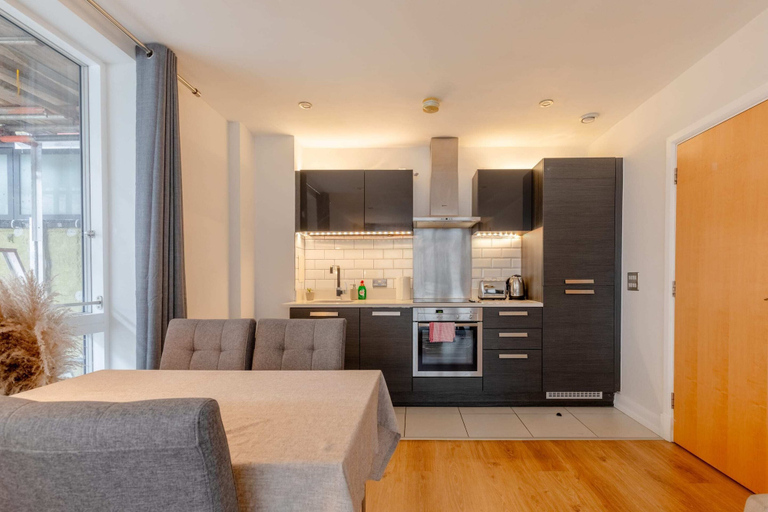 Others 5, Vibrant & Inviting 1BD Flat, Heart of Haggerston!, London