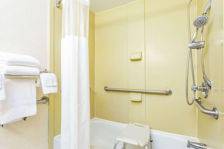 Bathroom 2, Howard Johnson By Wyndham Lake City, Columbia