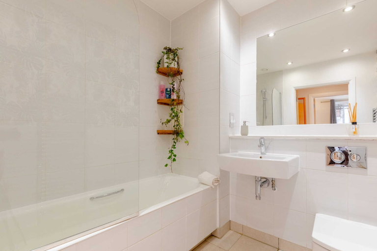 Bathroom 2, Vibrant & Inviting 1BD Flat, Heart of Haggerston!, London