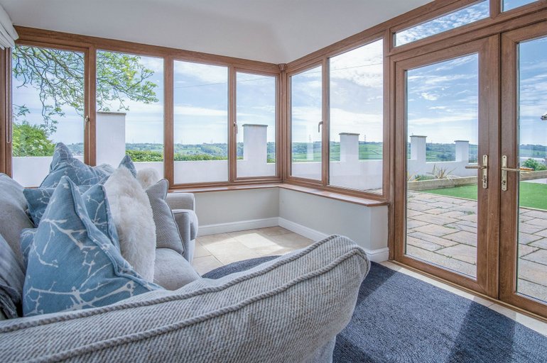 Others 5, Highfield - 5 Bedroom Holiday Home - Pembroke Dock, Pembrokeshire