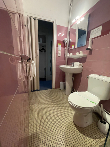 Bathroom 5, Hôtel de France, Pyrénées-Orientales