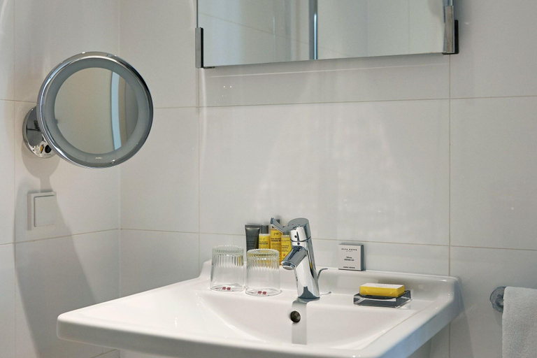Bathroom 5, The Hague Marriot Hotel, Den Haag