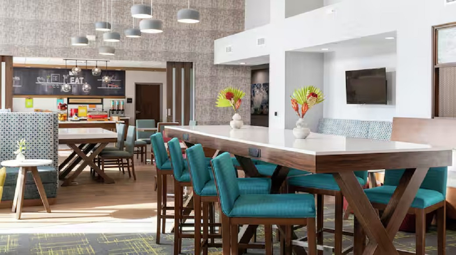 Food & Drinks, Hampton Inn Glendale Milwaukee, Milwaukee