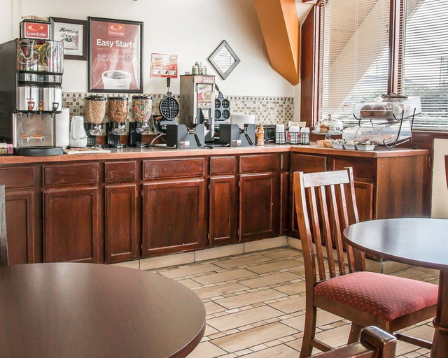 Food & Drinks 5, Baymont By Wyndham Bay City, Bay
