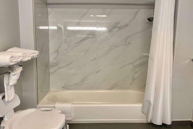 Bathroom 4, Super 8 by Wyndham Sealy, Austin