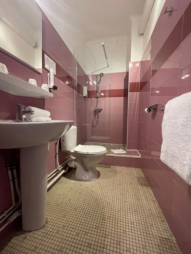 Bathroom 5, Hôtel de France, Pyrénées-Orientales