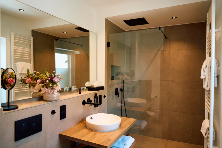 Bathroom 16
