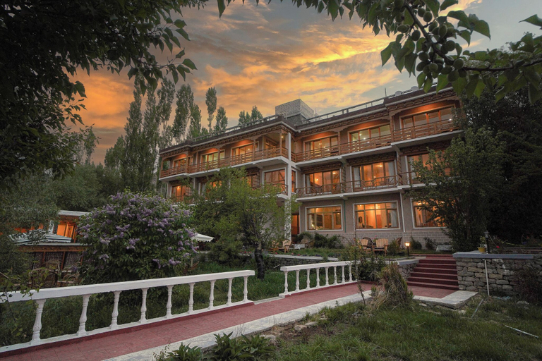 Exterior & Views