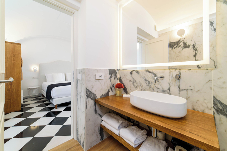 Bathroom 5, Palazzo Don Salvatore, Salerno