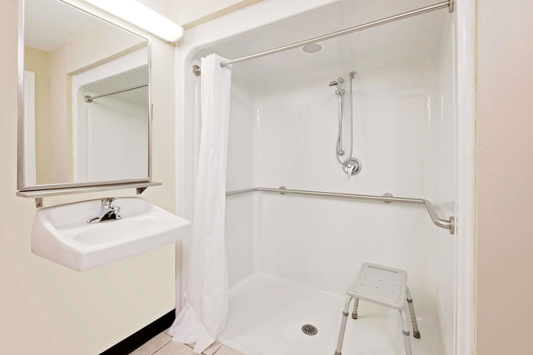 Bathroom 4, Baymont by Wyndham Battle Creek Downtown, Calhoun