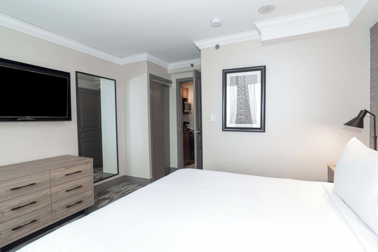 Bedroom 4, Sandman Signature Toronto Airport Hotel, Toronto