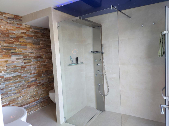 AT THE TOP - Penthouse uber den Dachern der Stadt, Erfurt