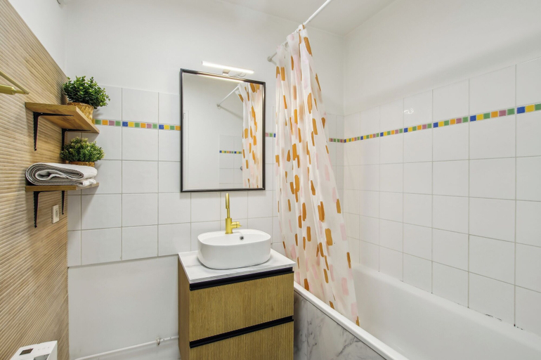 Bathroom, 1BR Paris 10th Gare du Nord Stade France, Seine-Saint-Denis
