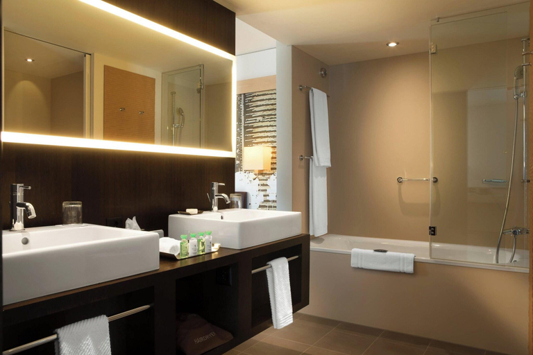 Bathroom 5, Renaissance Zürich Tower Hotel, Zürich