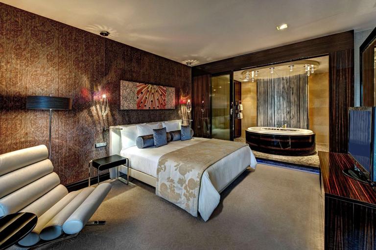 Bedroom 3, Hilton Frankfurt Airport, Frankfurt am Main