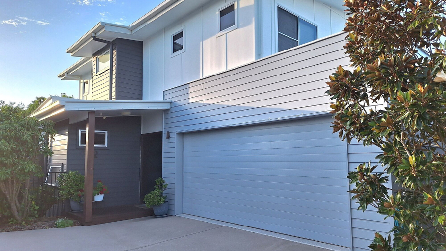 Exterior & Views, Coastal Home just 300m from the Beach, Tweed Heads