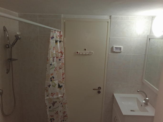 Bathroom 2, 3 Stairs Only to Cozy Flat on Hillel st