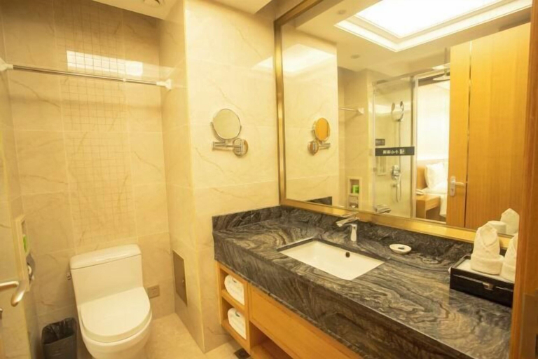 Bathroom, Xiniaogu Holiday Hotel, Dehong Dai and Jingpo
