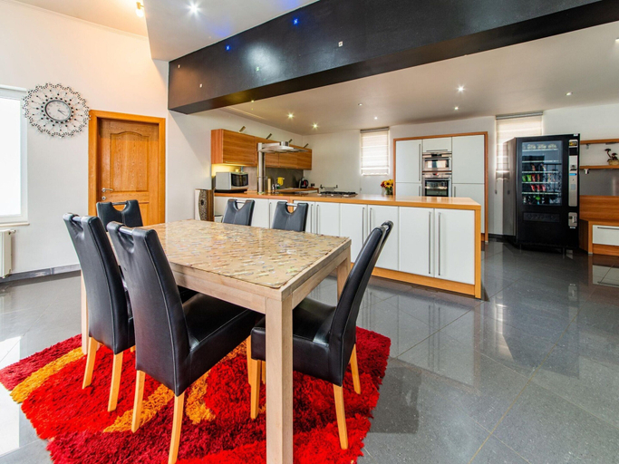 Dining 3, Modern Holiday Home in Verviers With Indoor Pool, Liège